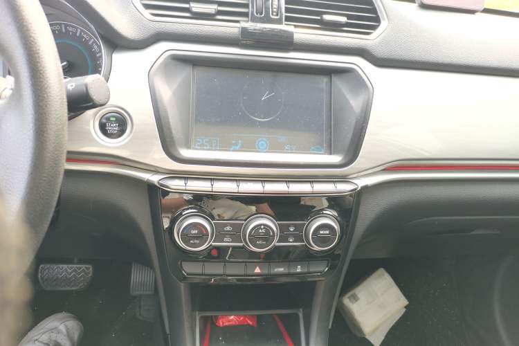 Used Haval H2 2018 Chuanxiang Edition Blue Badge 1.5T Dual-Clutch Two-Wheel Drive Fashionable Model Audio And AC Panel