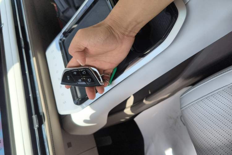 Used SAIC MAXUS Dajia 7 2024 605 km Extended Range Highland Version Six-Seater Vehicle Key