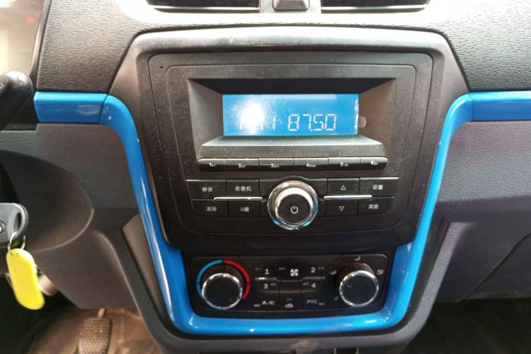 Used SRM New Energy T5L EV 2023 Standard Model 3.8-meter Cargo Box Flatbed Truck 55.7 kWh Audio And AC Panel