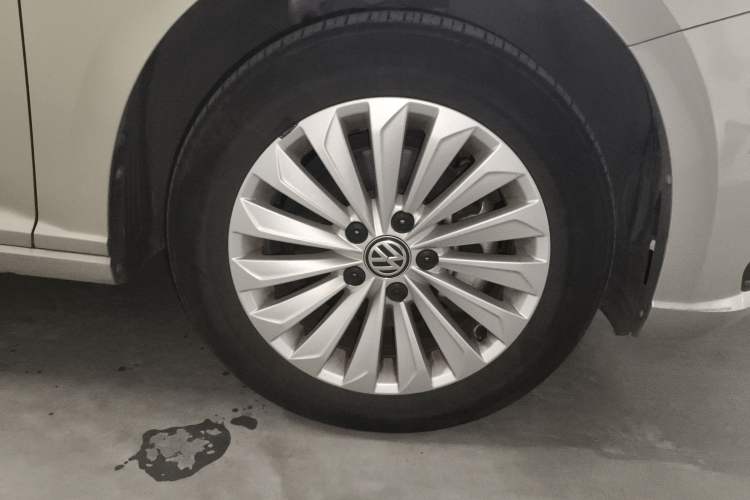 Used Volkswagen Lavida 2019 280TSI DSG Comfort Edition China VI standard Right Front Wheel Hub