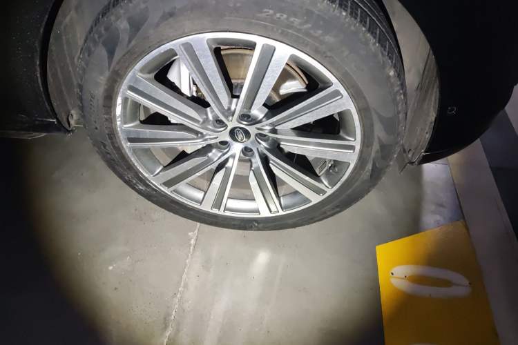 Used Land Rover Range 2025 3.0 L6 400 PS Extended Luxury Version 7-Seater Right Front Wheel Hub