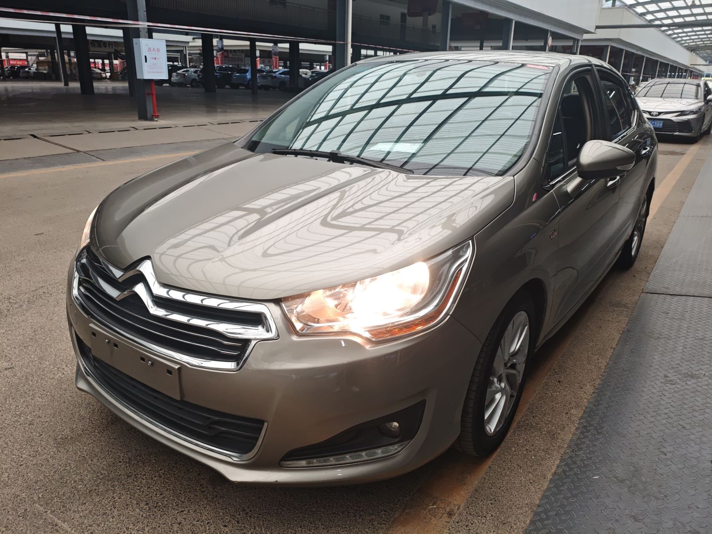 تحت مقدمة السيارة