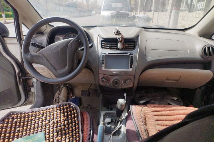 Used Chevrolet Sail 2013 Sedan 1.2L AMT Ideal Edition Center Console