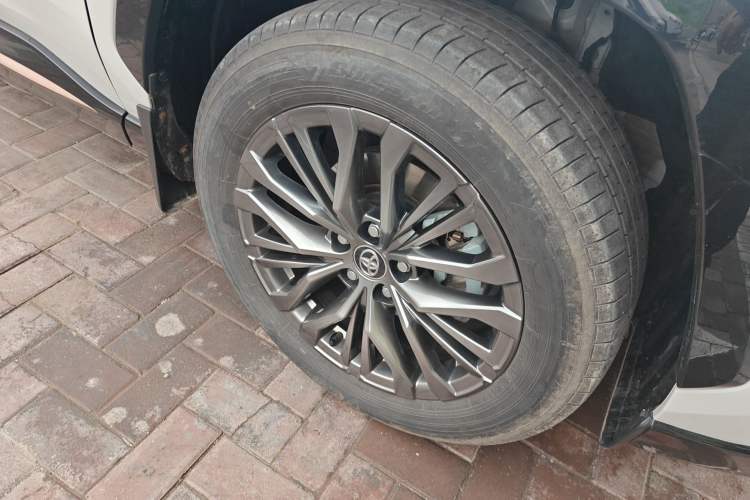 Used Toyota Wildlander 2024 Dual-Motor 2.5L E-CVT All-Wheel Drive Luxury PLUS Edition Right Front Wheel Hub