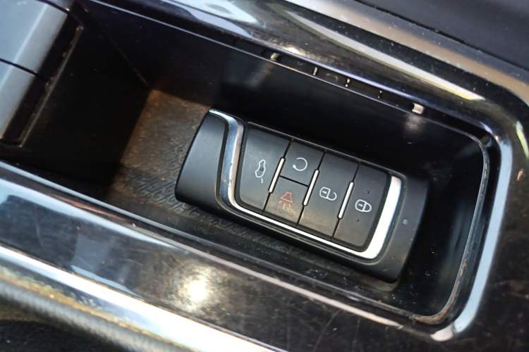 Used GAC Trumpchi GS8 2017 320T Two-Wheel Drive Luxury Smart Connectivity Version (7 Seats) Interior 1