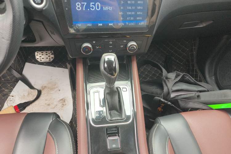 Used Dongfeng Fengon 580 2016 Revised Version 1.5T CVT Luxury Edition Gear Lever