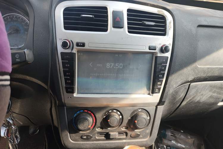 Used Dongfeng Fengon 330 2014 1.5L Manual Utility Version DK15 Audio And AC Panel