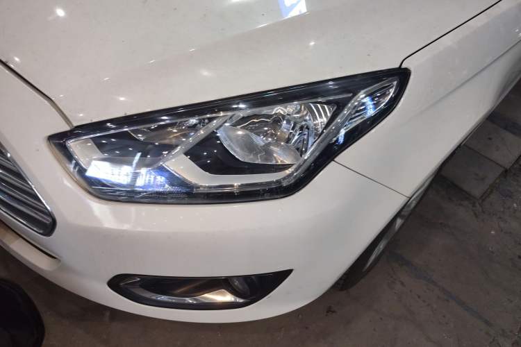 Used Ford Escort 2015 1.5L Automatic Fashion Model Left Front Headlight