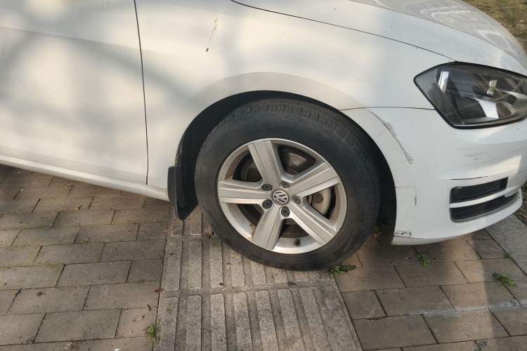 Used Volkswagen Golf 2016 230TSI Automatic Comfort Version Right Front Wheel Hub