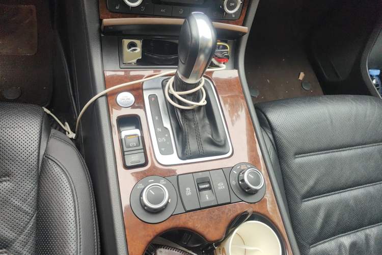 Used Volkswagen Touareg 2011 3.0 TSI High-End Version Gear Lever