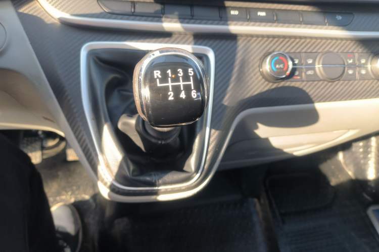 Used SAIC MAXUS Xintu V90 2021 2.0T Manual Zhiyun King Rear-Drive Single-Tire Long Wheelbase High-Roof 7-Seater
