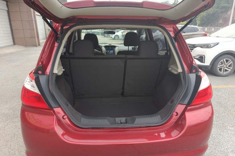 Used Venucia R50 2015 1.6L Automatic Fashion Edition
