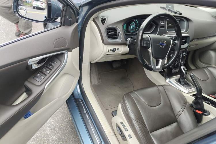 Used Volvo V40 2014 2.0T Zhiya Edition Interior 3