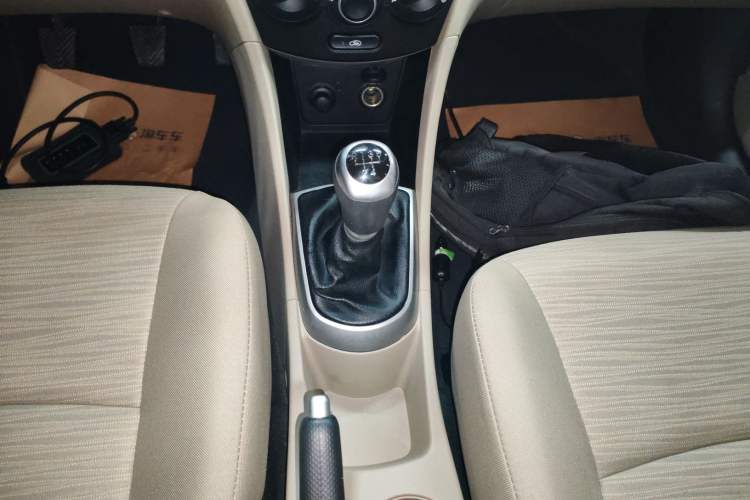 Used Hyundai Verna (older generation) 2014 1.4L Manual Smart GLS Trim Gear Lever