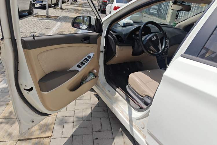 Used Hyundai Verna (older generation) 2014 1.4L Manual Smart GLS Trim Driver Seat