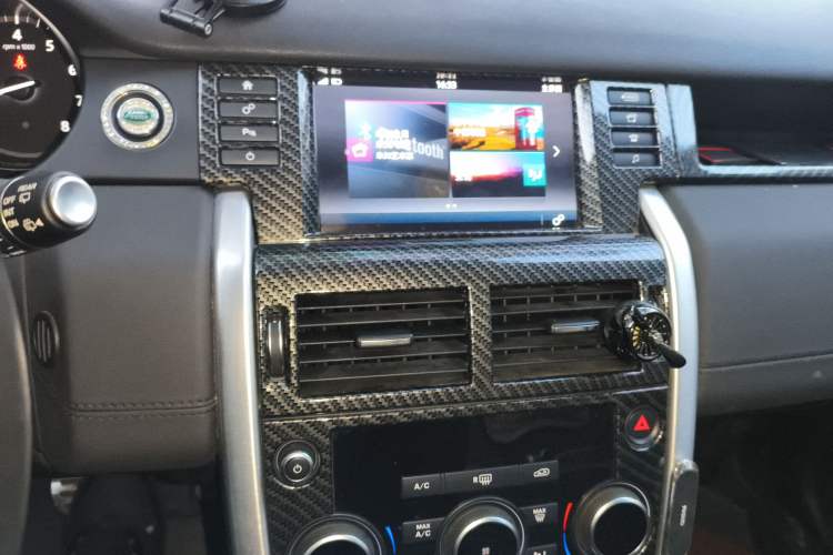 Used Land Rover Discovery Sport 2017 2.0T SE Audio And AC Panel