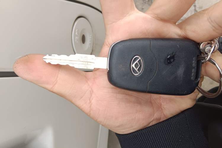 Used SAIC MAXUS Xintu V80 2021 2.0T AMT Classic Aoyuntong Short Wheelbase Mid-Roof 5/6-Seater
