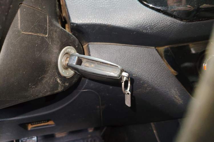 Used Isuzu JLM 2018 2.5T Two-Wheel Drive Diesel Luxury Version with Extended Cargo Bed JE4D25Q5A Vehicle Key