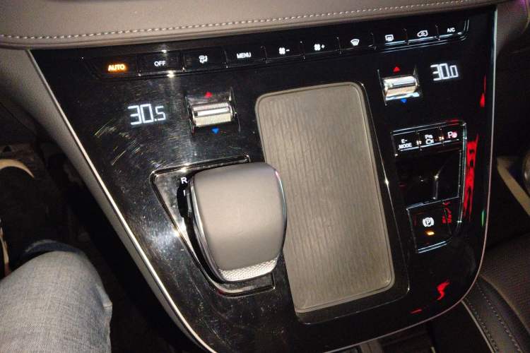 Used Hongqi HQ9 PHEV 2024 2.0T Four-Wheel Drive Luxury Edition Gear Lever