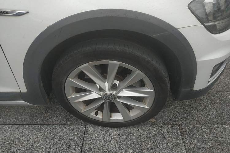 Used Volkswagen Golf 2019 1.8TSI Travel Edition Right Front Wheel Hub