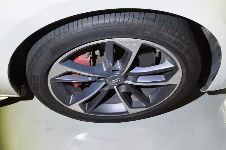 Used Audi A4L 2018 30th Anniversary Edition 40 TFSI Sport Edition Right Front Wheel Hub