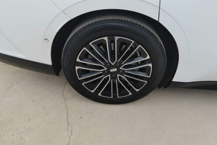 Used Geely Galaxy E8 2025 575 km Intelligent Driving Edition Right Rear Wheel Hub