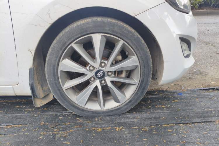 Used Hyundai Elantra (5th Generation / Langdong) 2015 1.6L Automatic Luxury Model Right Front Wheel Hub