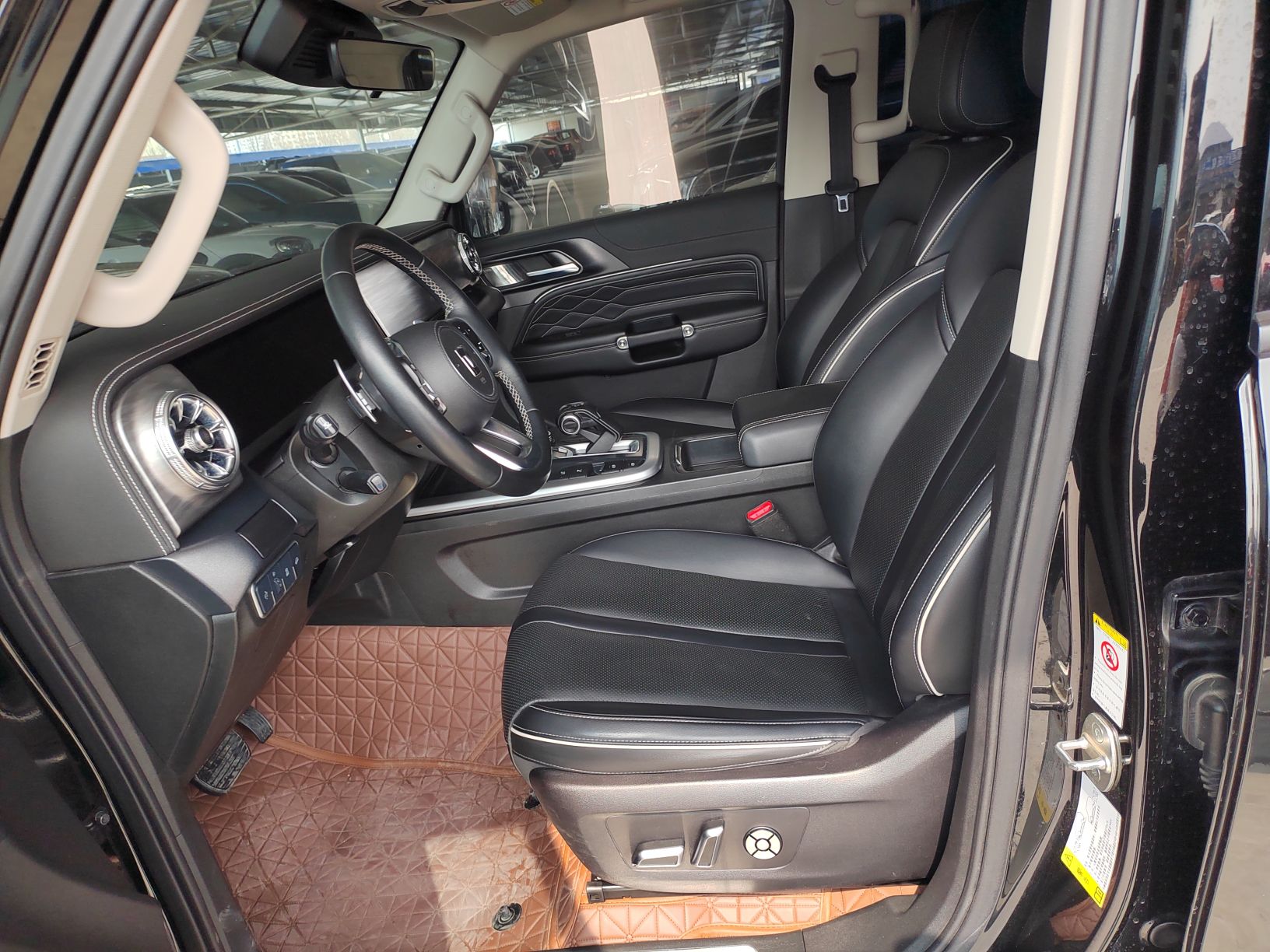 المقاعد الأمامية داخل السيارة