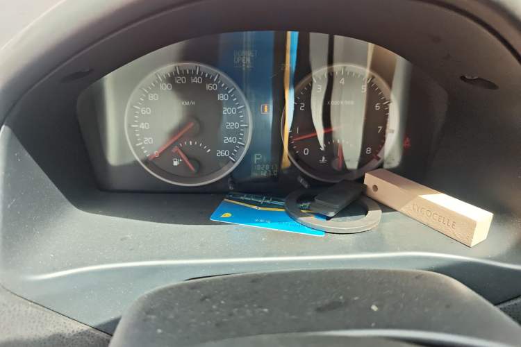 Used Volvo S40 2006 2.4i Odometer Close Up