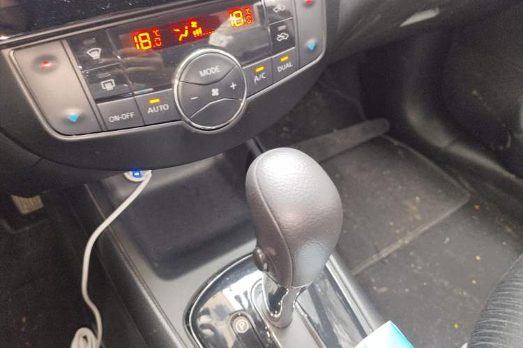 Used Nissan Tiida 2011 1.6L CVT Smart Version Gear Lever