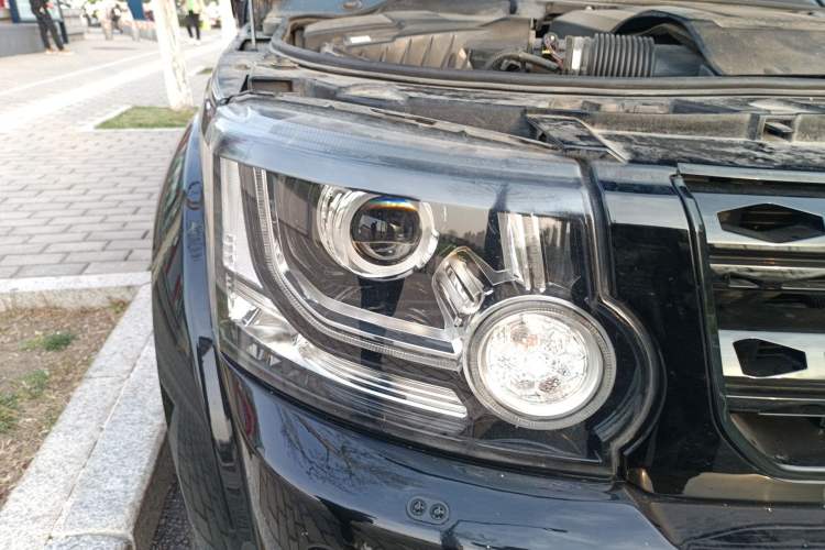 Used Land Rover Discovery 2016 3.0 SC Obsidian Black Heritage Edition HSE
