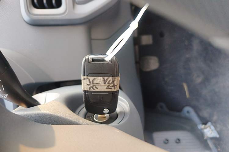 Used Wuling Yangguang 2024 300KM Comfort Version Passenger Van 75kW