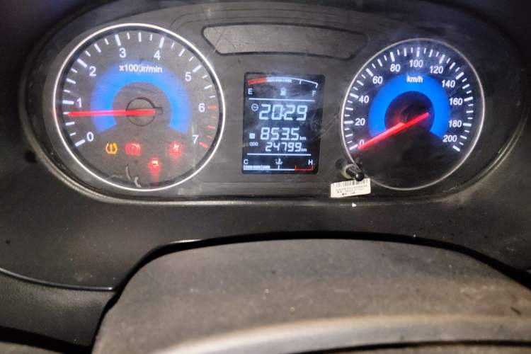 Used Dongfeng Fengon 380 2022 1.5L Standard Edition 7-Seater Passenger Vehicle Odometer Close Up