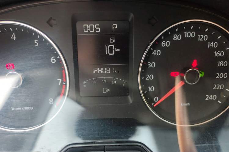 Used Volkswagen Gran Lavida 2013 1.6L Automatic Comfort Model Odometer Close Up