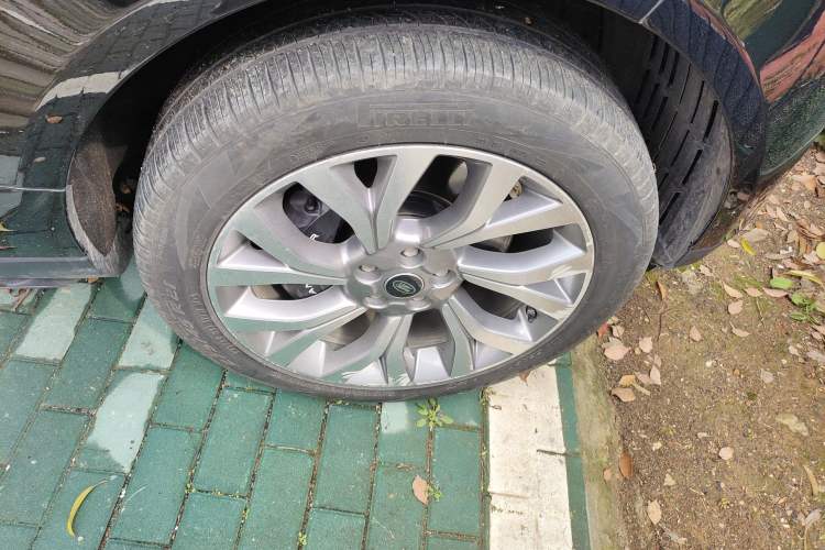 Used Land Rover Range 2020 3.0 L6 Long-Wheelbase Legacy Right Front Wheel Hub