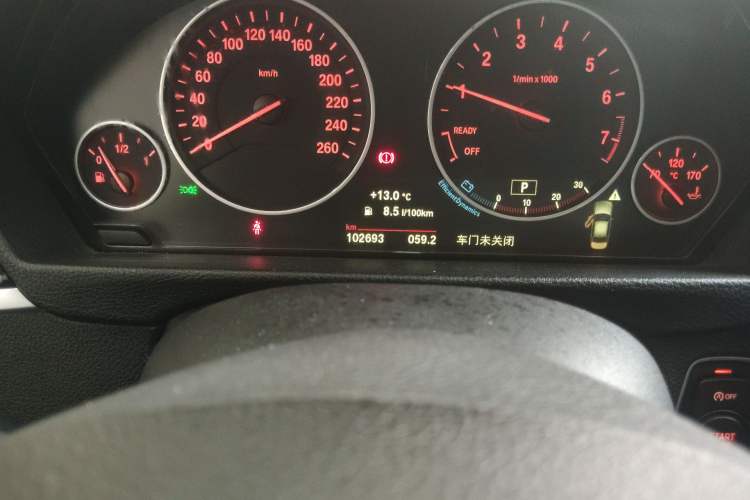 Used BMW 3 Series 2018 318i Odometer Close Up