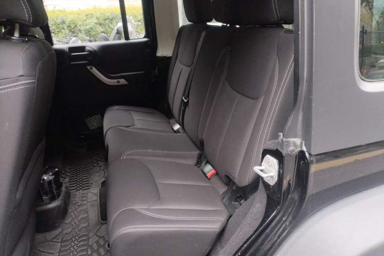 Used Jeep Wrangler 2014 3.0L Sahara Four-Door Edition Left Rear Seat