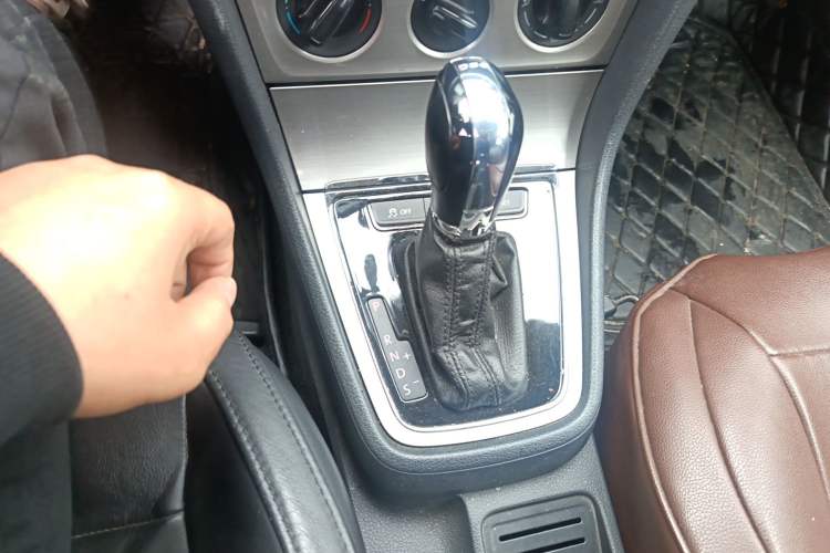 Used Volkswagen Lavida 2013 1.4TSI DSG Comfort Edition Gear Lever