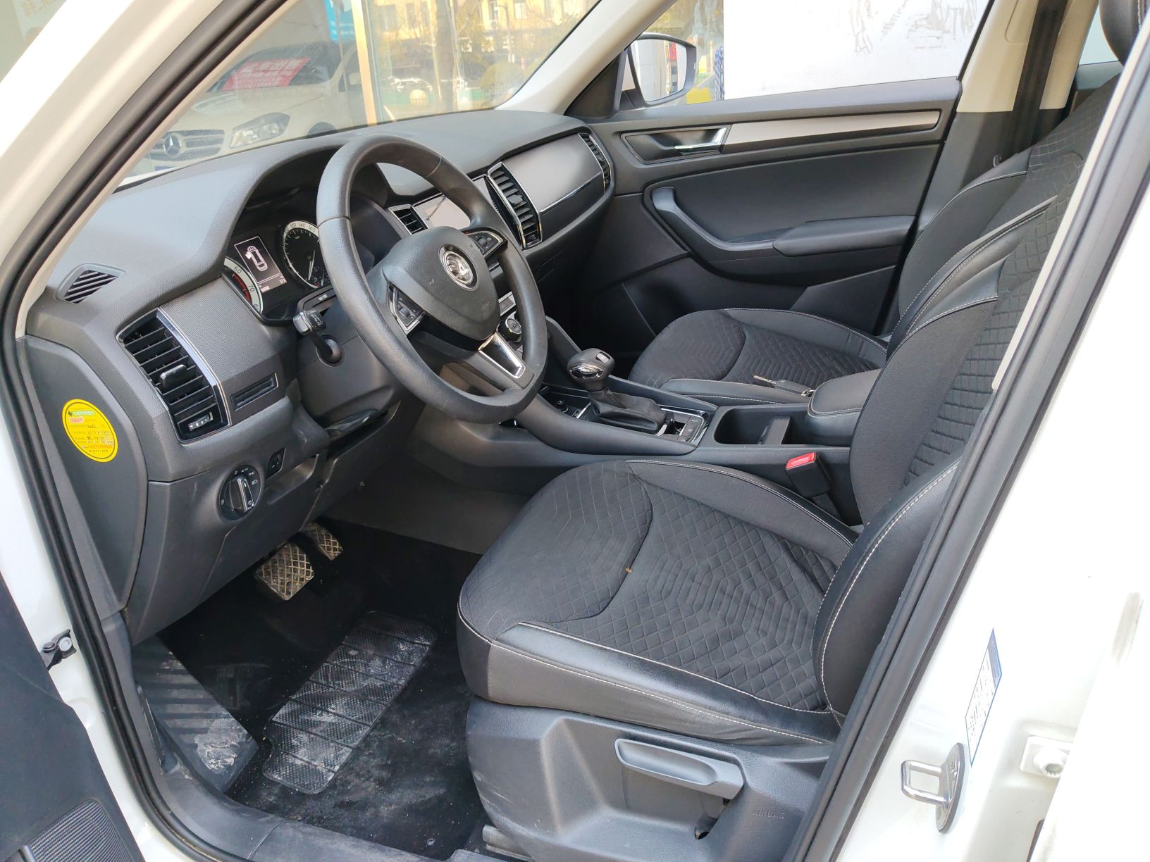 المقاعد الأمامية داخل السيارة