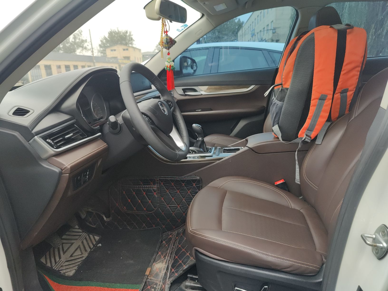 Переднее сиденье в автомобиле