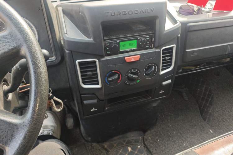 Used Iveco Daily 2021 2.5T A35 M1 Passenger Van 5-9 Seater Short Wheelbase Mid-Roof Design Dual Tires Manual Doors Audio And AC Panel