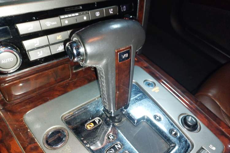 Used Volkswagen Phaeton 2011 4.2L V8 4-seat Extended-Range Individual Edition Gear Lever