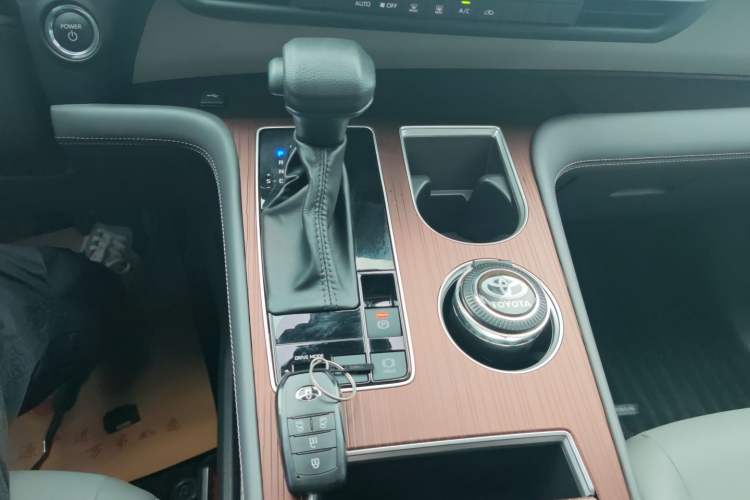 Used Toyota Granvia 2024 2.5L Hybrid Comfort Edition