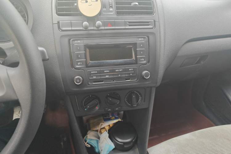 Used Volkswagen Polo 2014 1.4L Manual Fashion Edition Audio And AC Panel