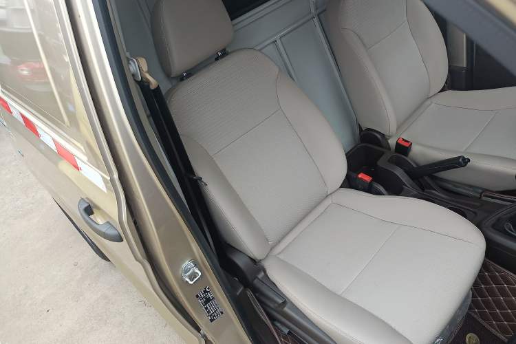 Used Wuling Hongguang V 2022 1.5L Jingqu Edition Enclosed-Window Vehicle with Hydraulic Power Steering LAR