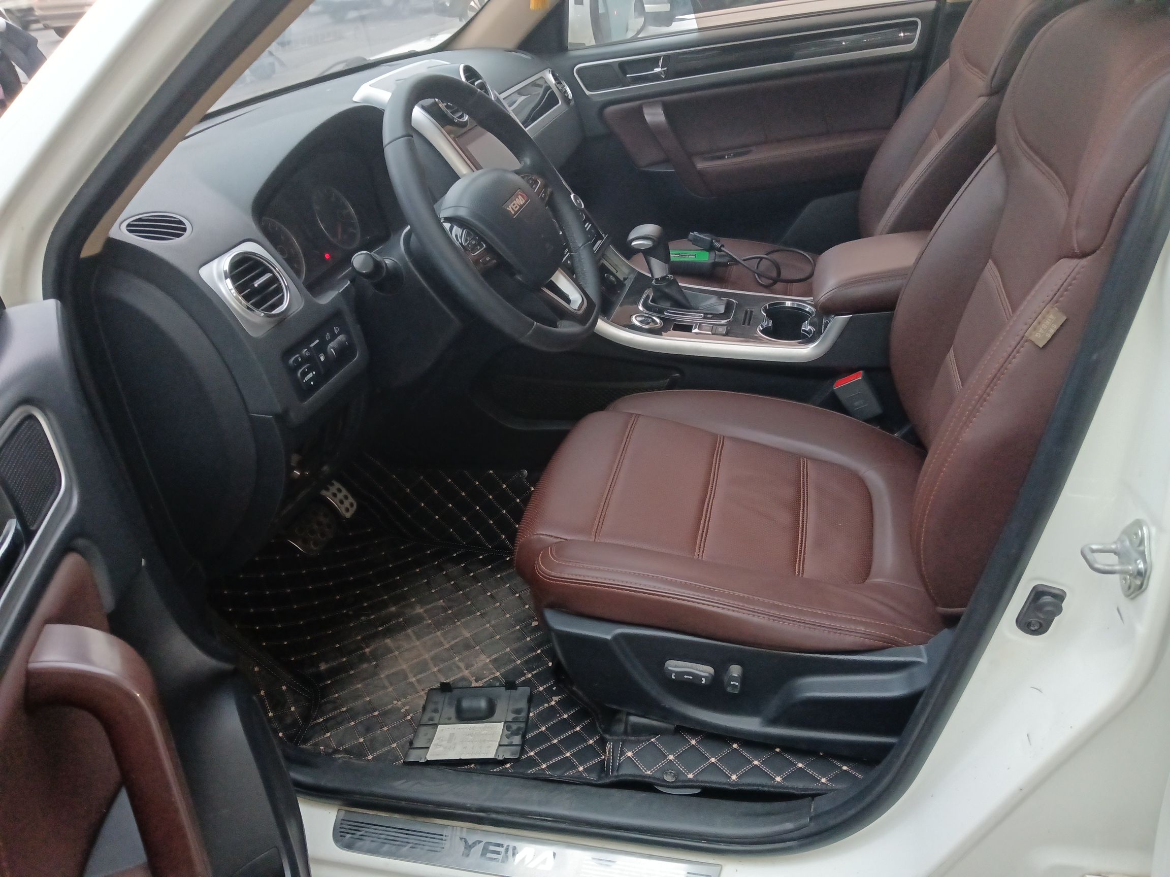 Переднее сиденье в автомобиле