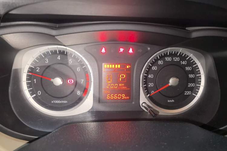 Used Venucia R50 2014 1.6L Automatic Splendid Edition
