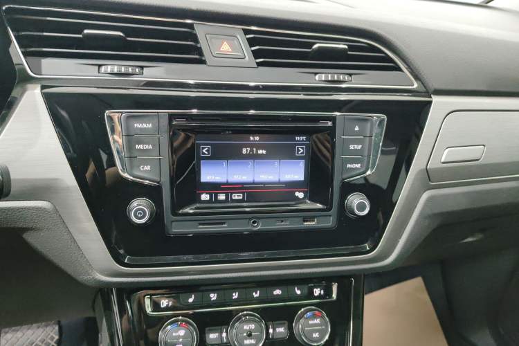 Used Volkswagen Touran 2016 Volkswagen Touran L 280TSI DSG Luxury Edition Audio And AC Panel