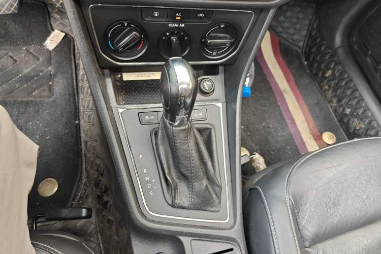 Used Volkswagen Lavida 2015 1.6L Automatic Comfort Edition Gear Lever