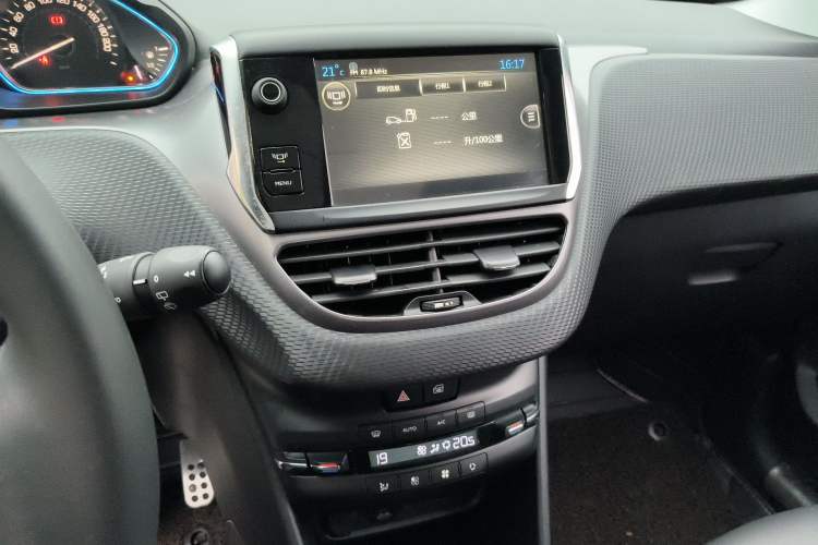 Used Peugeot 2008 2014 1.6L Automatic Navigation Edition Audio And AC Panel